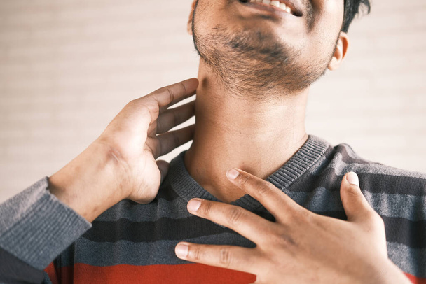 άνθρωπος που υποφέρει από χρόνιο πόνο στο λαιμό  - Φωτογραφία, εικόνα