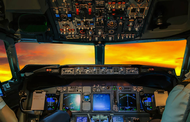 Pilot Wnętrze Sterowanie kokpitem Samolot latający - Zdjęcie, obraz