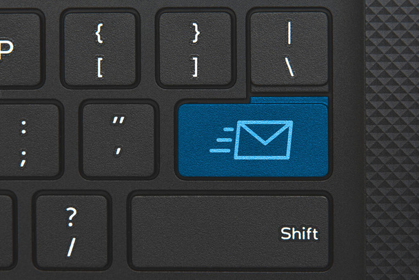 E-mail pictogram op de computer toetsenbord sleutel. E-mail levering  - Foto, afbeelding