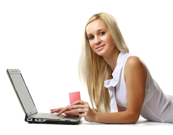 Kobieta z laptopem i kartą kredytową - Zdjęcie, obraz