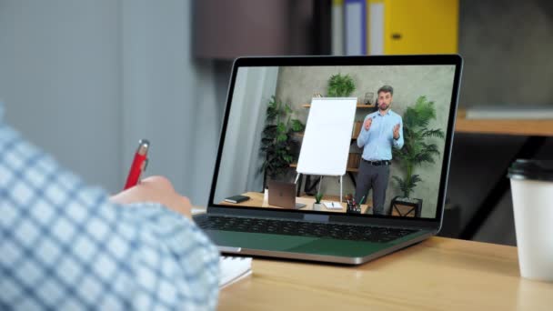 Empresario escribe en cuaderno, estudio reloj negocio curso en línea webcam portátil - Imágenes, Vídeo