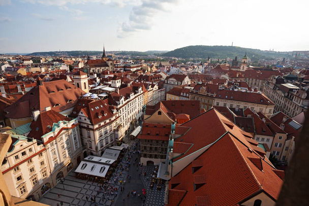 República Checa, Praga - 6 de julio de 2013: Ciudad Vieja (Staromestske) Plaza, vista de los tejados rojos de Praga desde la torre del Ayuntamiento - Foto, Imagen