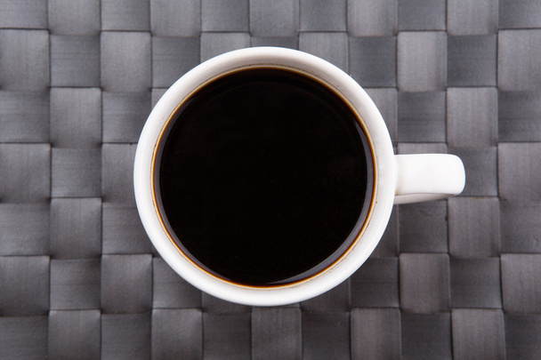 een mok van zwarte koffie - Foto, afbeelding