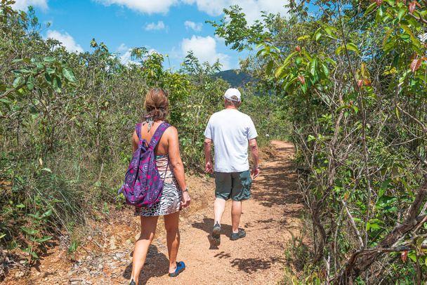 Sao Roque de Minas - MG, Brasil - 14 de diciembre de 2020: Turistas caminando por un sendero de la Reserva Natural de la Cascada Cerradao en Serra da Canastra. Destino turístico de ecoturismo de Minas Gerais. - Foto, Imagen