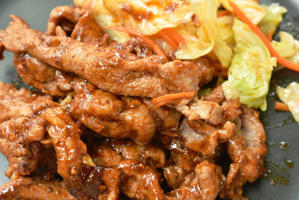  carne de cerdo rebanada a la parrilla con salsa de pimienta de Sichuan y col en el plato - Foto, Imagen