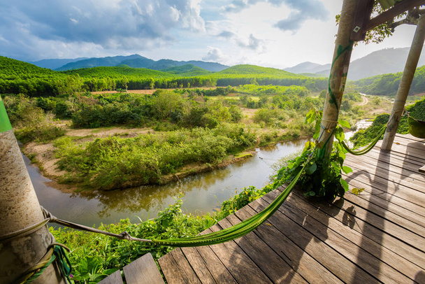 Belo miradouro rede no Parque Nacional Phong Nha Ke Bang, Vietnã. Paisagem rural foto tirada no sudeste da Ásia - um dos lugares mais bonitos vietnamitas. - Foto, Imagem