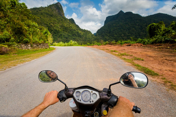 Valkoihoinen turistit parit moottoripyörällä National Park Phong Nha Ke Bang, Vietnam. Maaseudun maisema valokuva otettu Kaakkois-Aasiassa - yksi kauneimmista vietnamilaisista paikoista. - Valokuva, kuva
