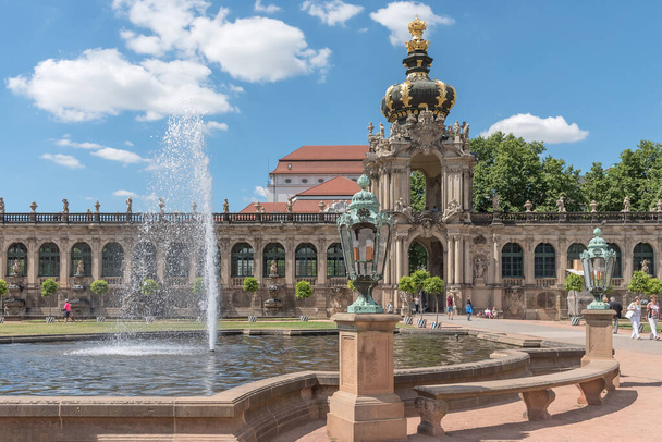 Zwinger, kompleks pałacowy w stylu barokowym w Dreźnie, Niemcy. Najbardziej znany zabytek architektury Drezna, popularny zabytek i unikalne arcydzieło. Zdjęcie z podróży - Zdjęcie, obraz