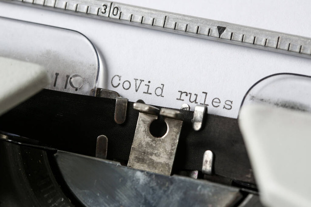 COVID Regras texto em papel em branco digitado em uma máquina de escrever retro - Foto, Imagem