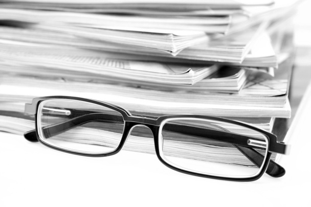 dergi ve üzerinde beyaz izole gözlük yığını - Fotoğraf, Görsel