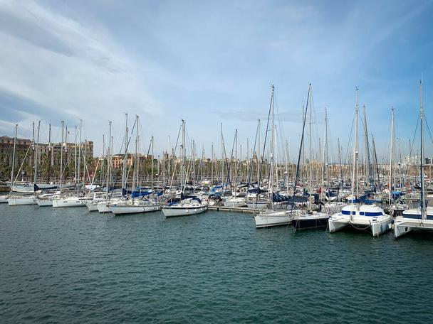 Rijen van jachten in Port Vell, Barcelona, Spanje. Uitzicht vanaf Rambla De Mar dok. - Foto, afbeelding