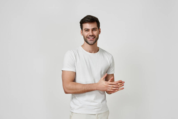 Handsome bearded man dressed in white t-shirt - Fotoğraf, Görsel