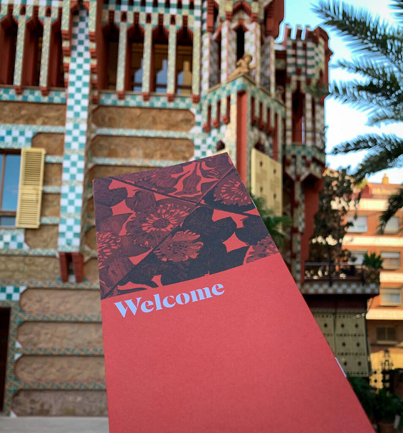 Tekst powitalny na czerwonej broszurze Casa Vicens - muzeum pierwszego domu zaprojektowanego przez Antoniego Gaudiego w Barcelonie, Hiszpania. - Zdjęcie, obraz