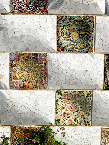 Park Gell 'deki mozaik fayanslar, Antoni Gaud tarafından tasarlandı. Barselona, İspanya - Fotoğraf, Görsel