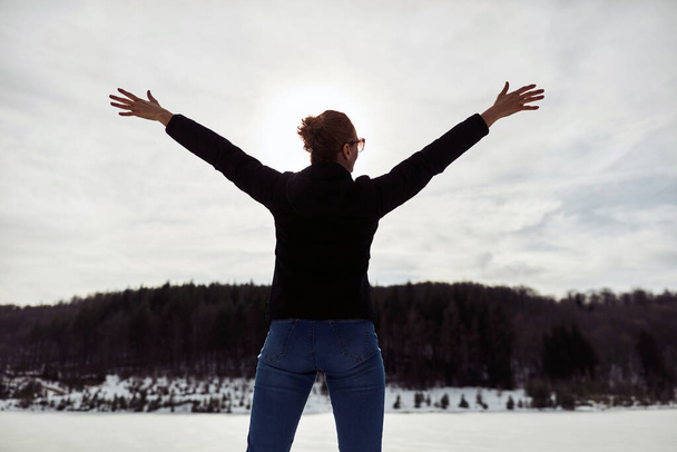 Mujer disfrutando en una montaña invierno aire fresco. - Foto, imagen