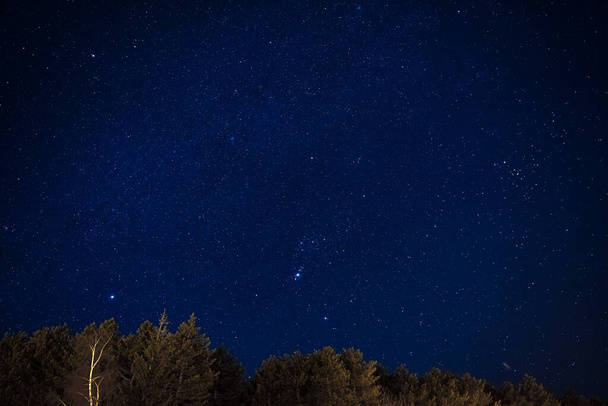 Sterne der Milchstraße und Sternenhimmel mit Langzeitbelichtung von einem abgelegenen Vorort aus fotografiert. - Foto, Bild