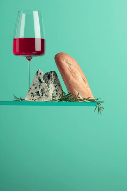 Blauwe kaas met brood, roze wijn en rozemarijn. Kopieer ruimte voor uw tekst. - Foto, afbeelding