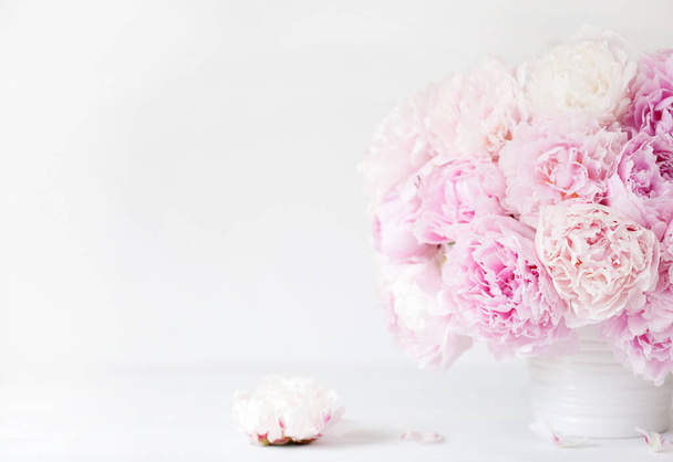 花瓶に美しいピンクの牡丹の花花束 - 写真・画像