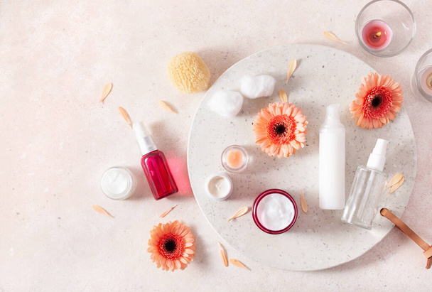 huidverzorgingsproducten en madeliefjesbloemen. natuurlijke cosmetica voor thuis spa behandeling - Foto, afbeelding