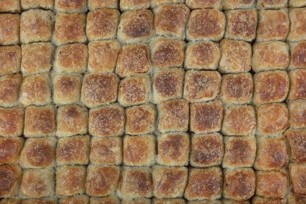 Traditionele Bosnische pasteit- manti borek met gemalen vlees (kiymali) geïsoleerd op zwarte achtergrond. Turkse naam; Bosnak mantisi. - Foto, afbeelding
