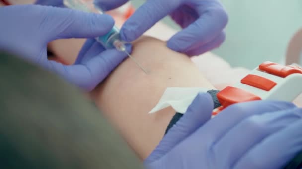 Blutentnahme. Krankenschwester oder Arzt in Schutzhandschuhen entnehmen Blutprobe aus Vene zur Analyse - Filmmaterial, Video