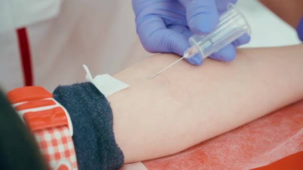 Spritze aus nächster Nähe Blutprobe für Heidetest nach Coronavirus-Infektion - Filmmaterial, Video