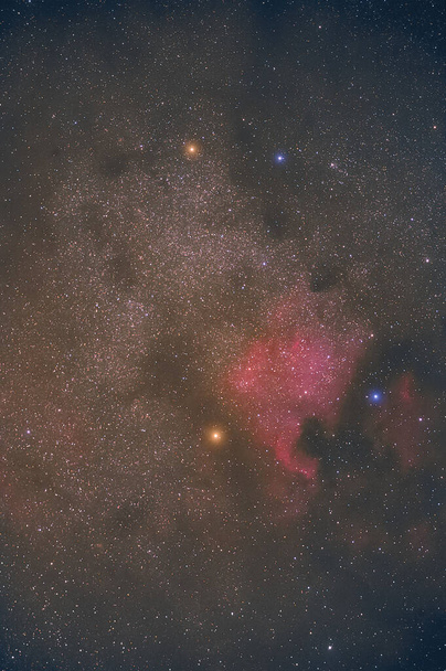 Nordamerika-Nebel in der Milchstraße mit Langzeitbelichtung durch Teleskop fotografiert. - Foto, Bild