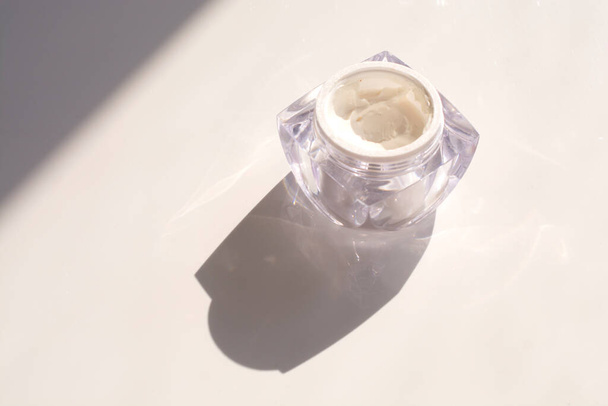 Crema cosmética natural. Producto ecológico para el cuidado de la piel sobre fondo blanco - Foto, imagen