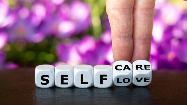 Os dados formam as expressões "auto-amor" e "auto-cuidado". - Foto, Imagem