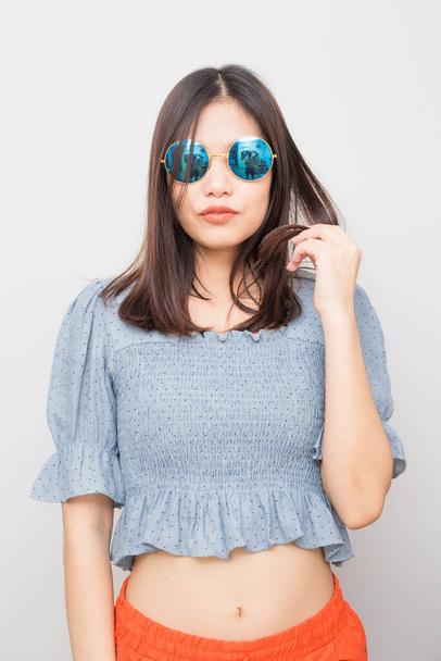 Привабливі сексуальні азіатські жінки з сонцезахисними окулярами на білому тлі концепція літніх канікул
 - Фото, зображення