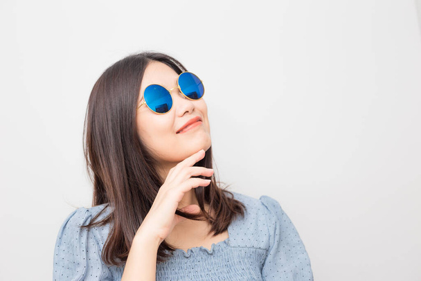 Modelo de moda menina asiática postagem com óculos de sol isolados sobre fundo branco, estilo casual com acessórios de beleza estilo urbano - Foto, Imagem