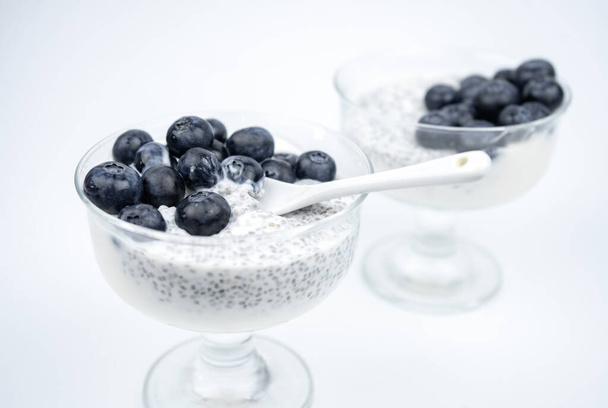 Desayuno saludable con yogur, semillas de chía y arándanos. Comida vegana - Foto, imagen