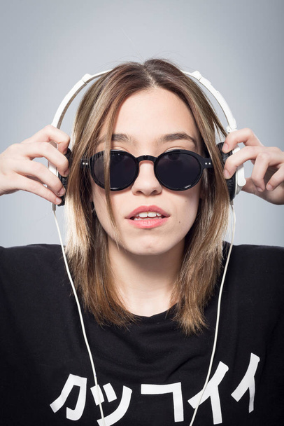 boldog lány zenét hallgat fejhallgatóval - Fotó, kép