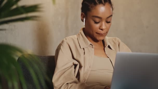 The thoughtful black woman typing something on the laptop - Filmagem, Vídeo