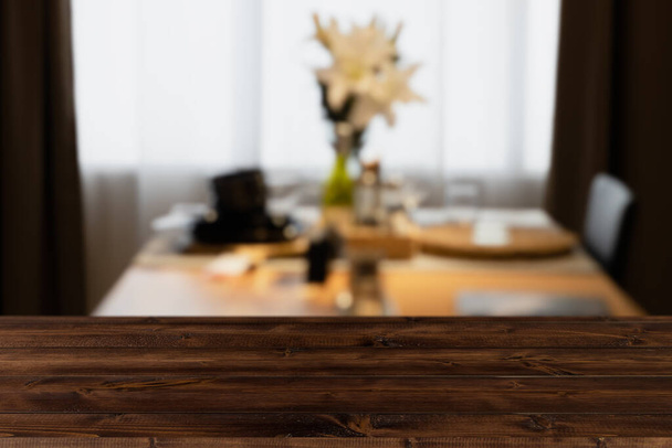 Moderna mesa de comedor de cocina de lujo negro dorado con espacio de mesa de madera para mostrar o montar sus productos. - Foto, imagen