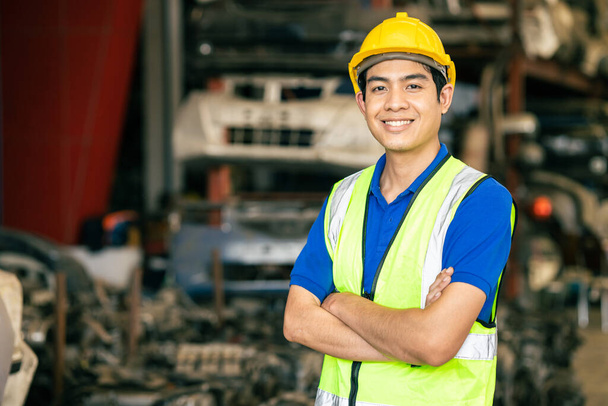 confiant asiatique mâle ingénieur travailleur debout bras croisé heureux sourire pour profiter de travailler dans l'usine - Photo, image