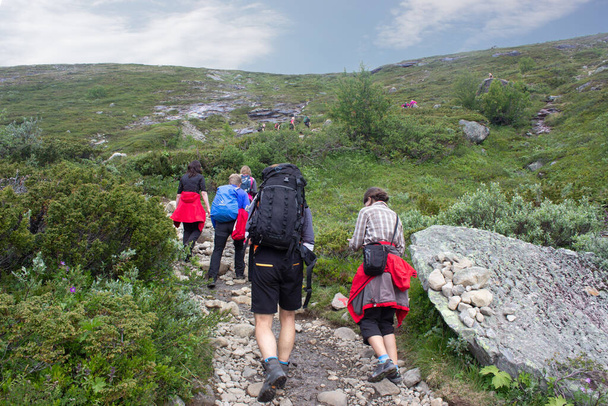 Besseggen, Norwegia - sierpień 2018. Ludzie wędrują szlakiem Besseggen w Parku Narodowym Jotunheimen - Zdjęcie, obraz