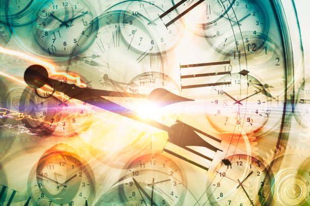 Viaggio nel tempo o concetto di macchina del tempo, gli orologi Times si sovrappongono con l'azionamento leggero dell'automobile della traccia ad alta velocità per iper-spazio tempismo in avanti veloce - Foto, immagini