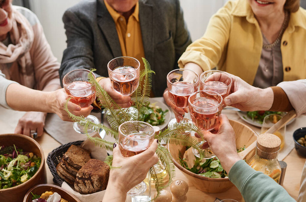 Люди тости з червоним вином
 - Фото, зображення