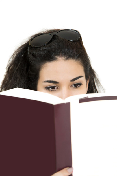 giovane donna che legge un libro - Foto, immagini