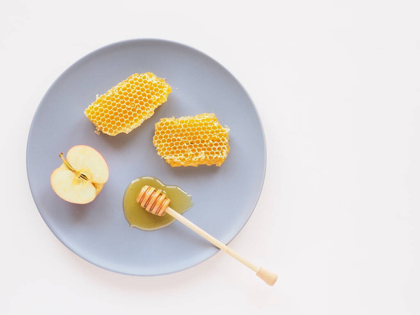Méhsejt mártással és almaszelettel a tányéron. Természetes termékek - Fotó, kép