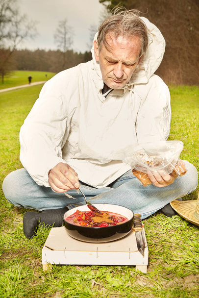 Natural older man in dirty white shirt preparing strawberry fruit lunch - Valokuva, kuva