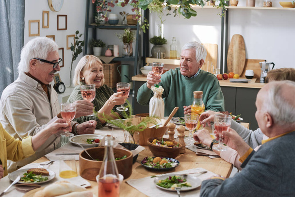 Vanhukset juomassa viiniä päivällisellä - Valokuva, kuva