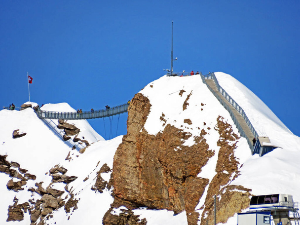 Пікова прогулянка по суспенсійному мосту між двома гірськими вершинами (льодовик 3000) або пікова прогулянка sur le pont suspendu, Les Diablerets - Canton of Vaud, Switzerland (Suisse.) - Фото, зображення