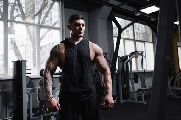 bodybuilder professionnel musculaire à la salle de gym, espace de copie - Photo, image