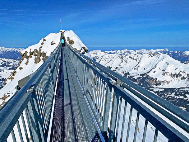 İki dağ zirvesi arasındaki asma köprüde (Yolculuk güzergahı Buzul 3000) veya Peak walk sur le pont süspandu, Les Diablerets - Vaud Kantonu, İsviçre (Suisse) - Fotoğraf, Görsel