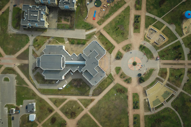 symmetrische Sowjetarchitektur von oben. Krankenhaus in Osteuropa top Schuss - Foto, Bild