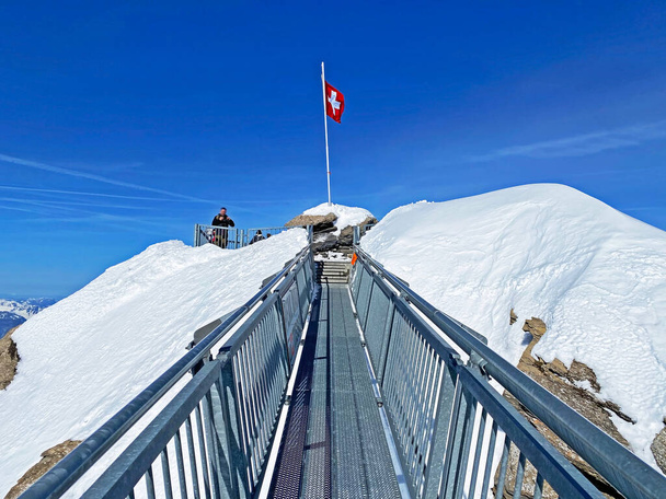 Caminhada de pico na ponte de suspensão entre dois picos de montanha (destino de viagem Glacier 3000) ou Peak walk sur le pont suspendu, Les Diablerets - Cantão de Vaud, Suíça (Suisse) - Foto, Imagem