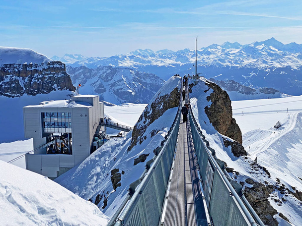 2つの山の峰の間のつり橋の上にピークウォーク(旅行先氷河3000)またはピークウォークシュルle pont supendu, Les Diablerets -カントン・オブ・ヴォー、スイス(スイス)) - 写真・画像