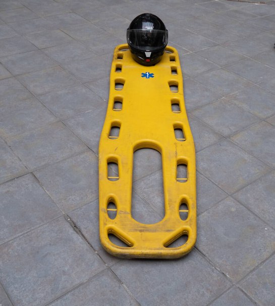 sárga mentőhordágy a padlón - Fotó, kép